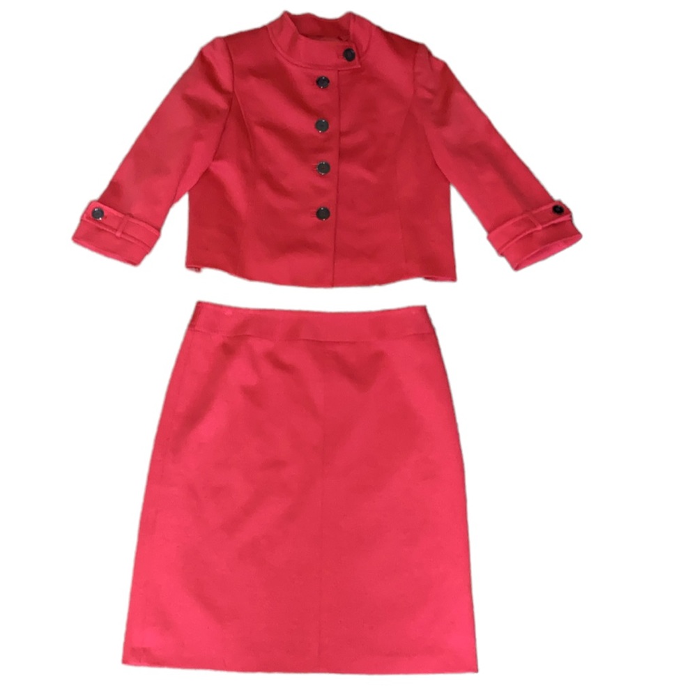 Skirt suit